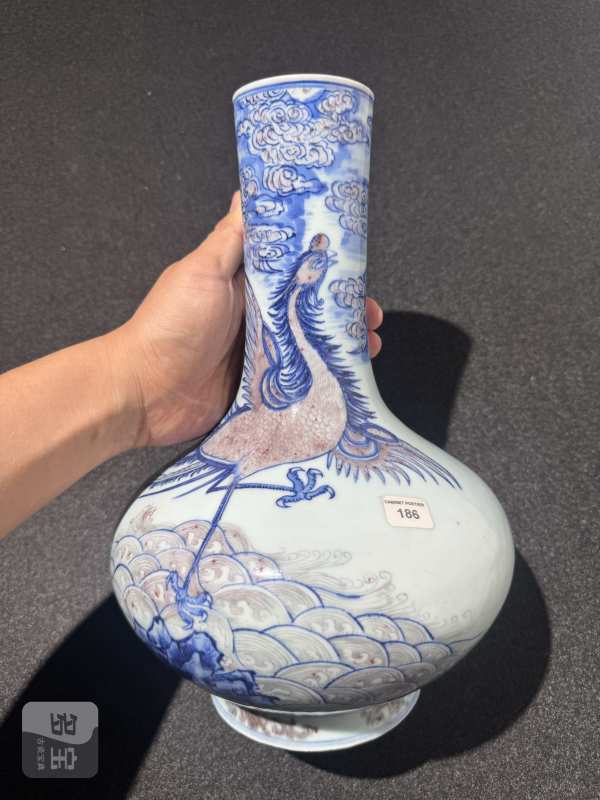 清乾隆 青花釉里红凤舞九天图荸荠瓶 - 图2